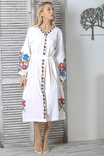 Chiccy Λευκό μανικετόκουμπα με λαιμόκοψη σε σχήμα V με διπλές τσέπες με ζώνη κεντημένο φόρεμα με φαρδιά κοπή