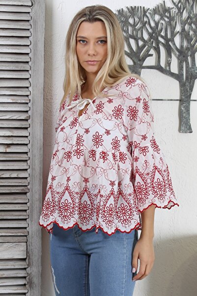 Chiccy Λευκή μπλούζα με λαιμόκοψη V με μανίκια 3/4 με δεμένο κέντημα κανονική εφαρμογή