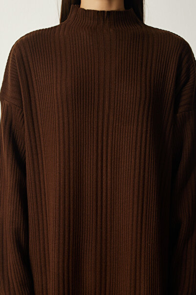 Happiness İstanbul Γυναικείο πλεκτό φόρεμα με ψηλό γιακά καφέ σε μεγάλο μέγεθος XN00001