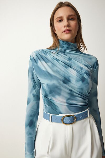 Happiness İstanbul Hellblaue drapierte Sandy-Bluse mit hohem Kragen für Damen FF00138