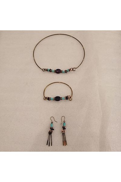 Butik Tülin قلادة نسائية أصلية مصنوعة يدويًا من الحجر الطبيعي اليشم الأزرق الداكن والفيروز والنحاس وقلادة وأقراط مكونة من ثلاث قطع