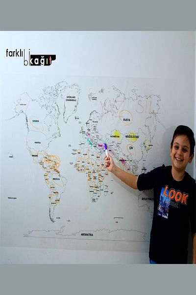 Farklı Bi Kağıt خريطة العالم عديمة اللون (تركية) 150 سم 258 سم