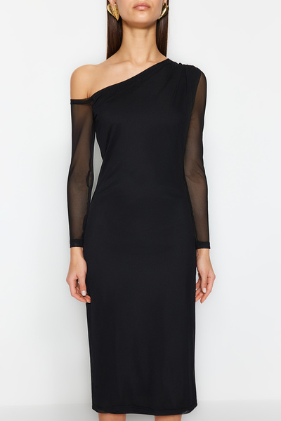 Trendyol Collection Schwarzes, einfarbig gefüttertes Midi-Strickkleid mit asymmetrischem Kragen TWOAW24EL00947