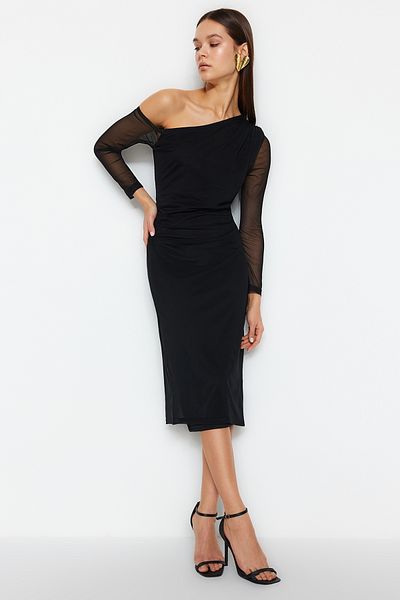 Trendyol Collection Schwarzes Midi-Strickkleid mit asymmetrischem Ausschnitt – abstraktes Futter TWOAW24EL00947