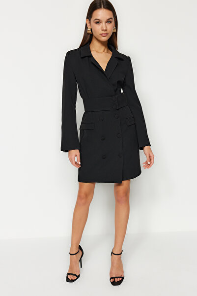 Trendyol Collection Detailní tkané šaty s černým páskem s mini tkanými knoflíky TWOAW24EL00497