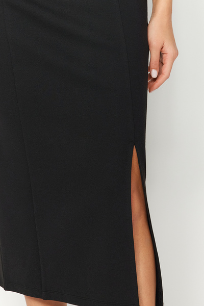 Trendyol Collection Černý nulový rukáv štěrbina Detailní bodycone/body obepnutí Flexibilní pletené midi tužkové šaty TWOSS24EL00108