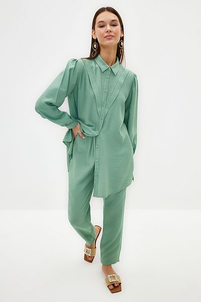 Trendyol Modest طقم قميص وبنطلون منسوج بمظهر كتان أخضر TCTSS23US00079