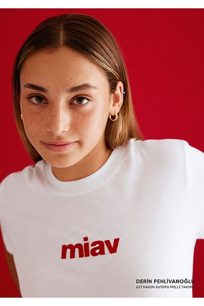 Mavi Tricou alb cu imprimeu Miav roșu, cu croiala normală / croială normală 1610622-86417