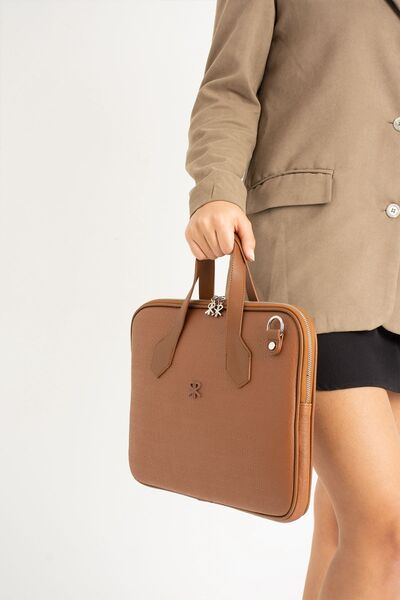 YOGII لوند موديل للجنسين نتبووك كمبيوتر وحقيبة مقاومة للماء متعددة الجيوب VIP وظيفية