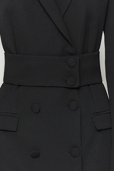 Trendyol Collection Detailní tkané šaty s černým páskem s mini tkanými knoflíky TWOAW24EL00497
