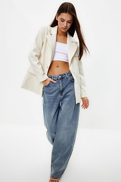 Trendyol Collection Weiße, übergroße, gefütterte, gewebte Blazerjacke TWOSS22CE0077