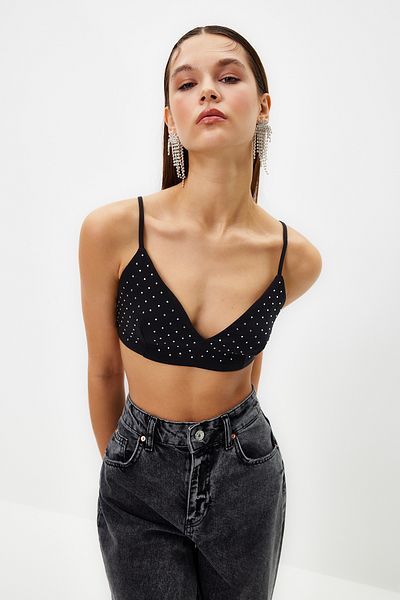 Trendyol Collection Schwarzes kurzes Bustier mit glänzendem Steindetail - TPRSS24BS00002