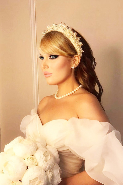 Bijusel تاج مخملي أبيض مطرز يدويًا مع اللؤلؤ