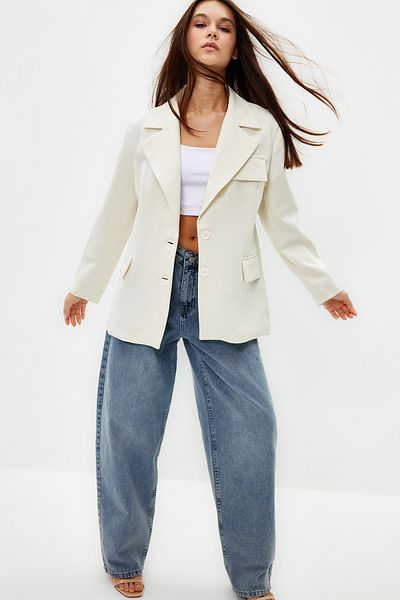 Trendyol Collection Weiße, übergroße, gefütterte, gewebte Blazerjacke TWOSS22CE0077