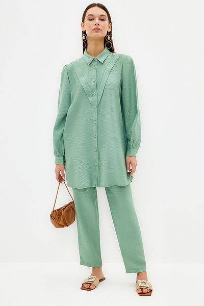Trendyol Modest طقم قميص وبنطلون منسوج بمظهر كتان أخضر TCTSS23US00079