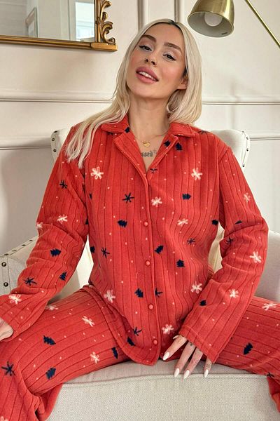 Pijamaevi Plüsch-Fleece-Pyjama-Set mit geknöpfter Vorderseite und gemustertem Tile Pine-Muster
