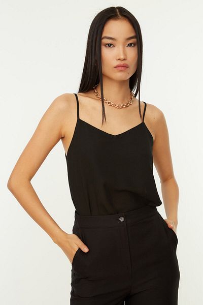 Trendyol Collection Czarna podstawowa tkana bluzka na ramiączkach TWOSS19BB0224