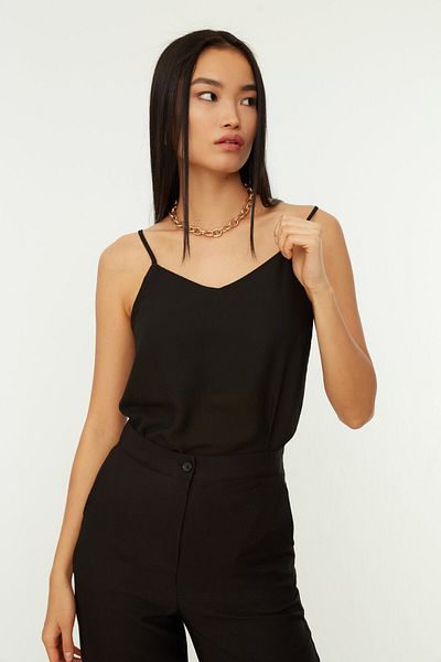 Trendyol Collection Czarna podstawowa tkana bluzka na ramiączkach TWOSS19BB0224