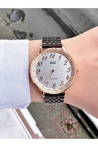 Q&Q ساعة يد نسائية QM82J23EK مرصعة بالأحجار