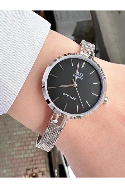 Q&Q ساعة يد نسائية QM82J26EK بسلك رفيع من القش