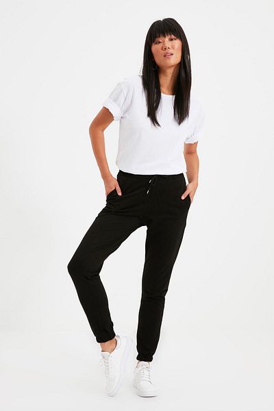 Trendyol Collection Schwarze Basic Jogger Dünne Strick-Jogginghose TWOAW21EA0194