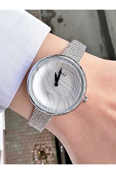 Q&Q ساعة يد نسائية QM82J38EK بسلك من القش، تصميم خاص