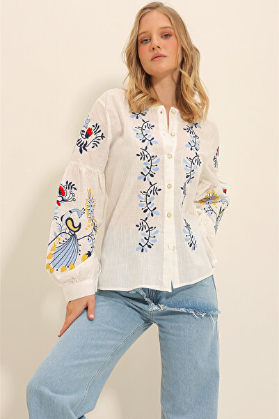 Trend Alaçatı Stili Damska biała bluzka z okrągłym dekoltem i guzikami, haftowanymi rękawami balonowymi ALC-X11289