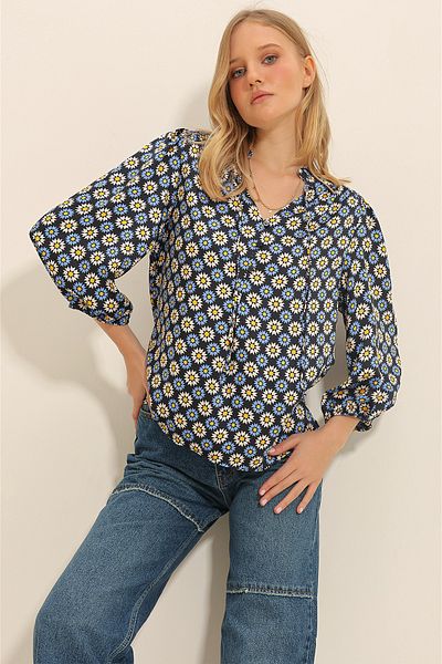Trend Alaçatı Stili Blaue, gewebte Damenbluse mit vollem Kragen, Blumenmuster und Knöpfen, ALC-X11333