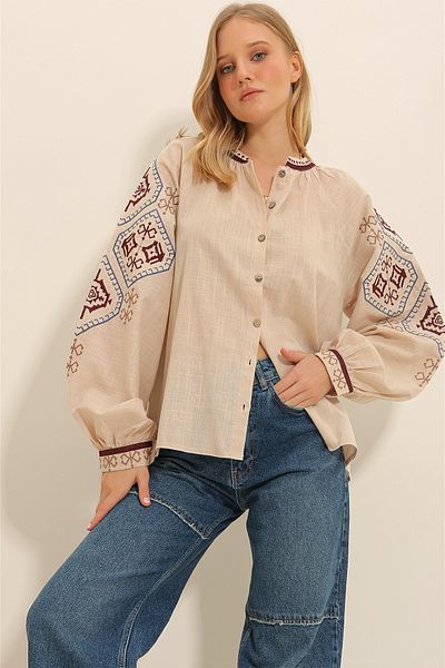 Trend Alaçatı Stili Beiges, kragenloses Hemd mit Ballonärmeln und Stickerei für Damen ALC-X11290