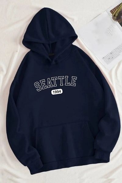 Rokeby Памучен тъмносин суичър с качулка с принт Seattle и джоб тип "кенгуру"