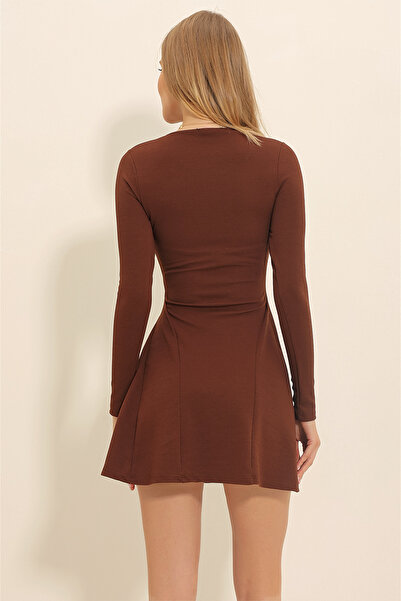 Trend Alaçatı Stili Dámske hnedé minišaty s úzkym prešívaním krku ALC-X10883