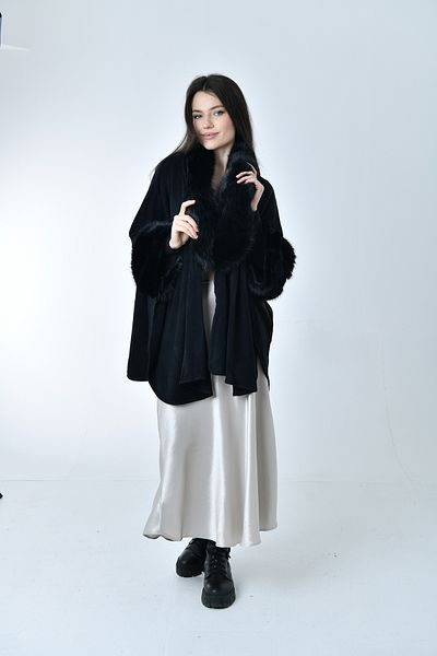 Gezgin tekstil ve aksesuar Fur Detailed Poncho Coat