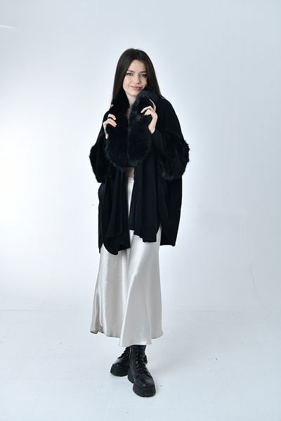 Gezgin tekstil ve aksesuar Fur Detailed Poncho Coat