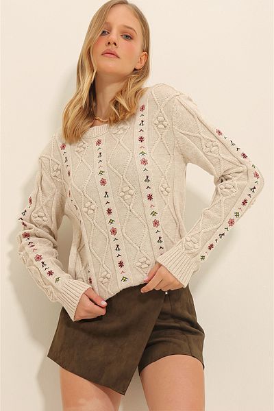 Trend Alaçatı Stili Cremefarbener Strick-Winterpullover mit Rundhalsausschnitt und Stickerei für Damen ALC-X11319