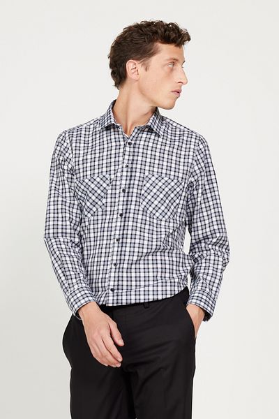 AC&Co / Altınyıldız Classics Schwarz-weißes Slim-Fit-Hemd für Herren mit schmalem Schnitt und klassischem Kragen aus Baumwolle mit Karomuster
