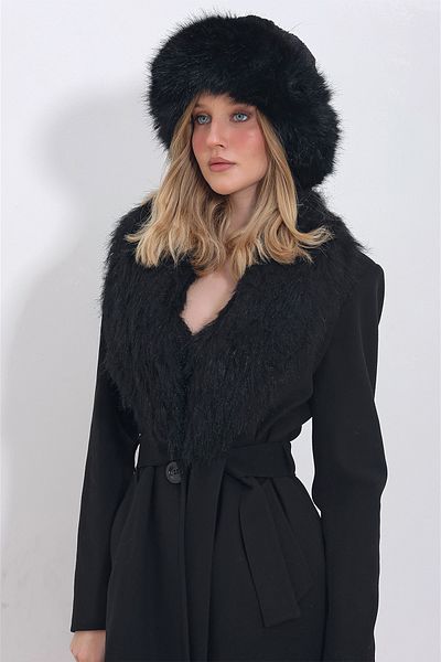 Trend Alaçatı Stili Schwarze Kunstfell-Schlagmütze für Damen ALC-X11423