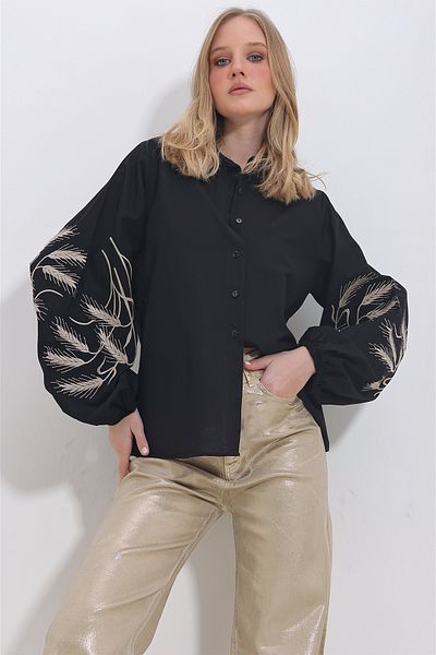 Trend Alaçatı Stili Damen-Hemd aus Popeline mit schwarzen Ärmeln und Stickereien ALC-X11374