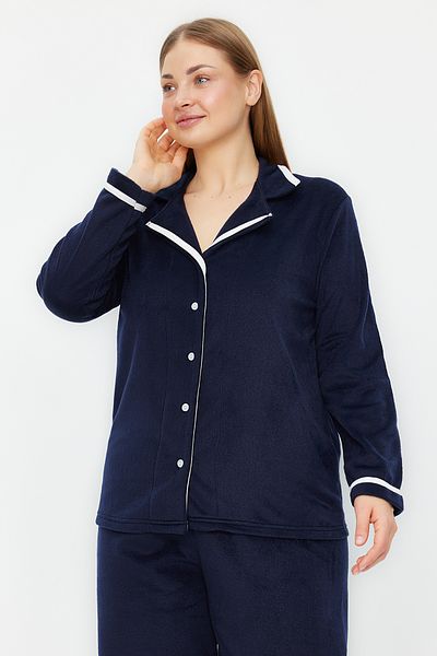 Trendyol Curve Marineblaues Pyjama-Set aus Fleece-Strick – Hemdkragen, Paspelierung TBBAW24AI00041