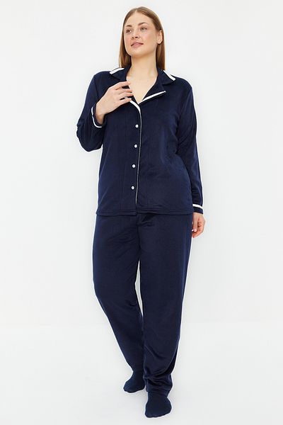 Trendyol Curve Marineblaues Pyjama-Set aus Fleece-Strick – Hemdkragen, Paspelierung TBBAW24AI00041