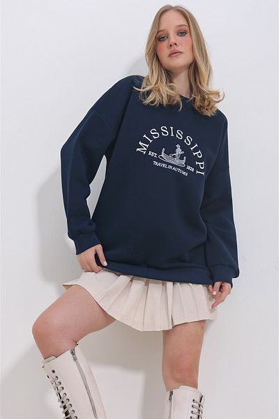 Trend Alaçatı Stili Women's Navy Blue Crew Neck 3 Thread Embroidered Oversize Sweatshirt ALC-X11394