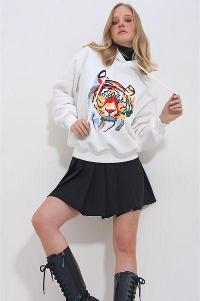 Trend Alaçatı Stili Weißes Damen-Sweatshirt mit 3 Fäden und bestickter Kapuze vorne, ALC-X11362