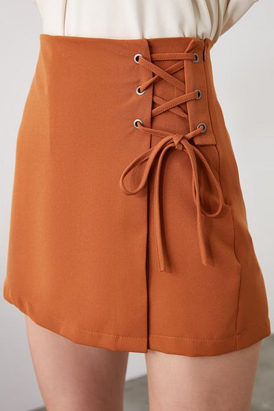 Trendyol Collection Fustă pantaloni scurți țesuți cu legături de cămilă și cu ochiuri TWOAW21SR0038
