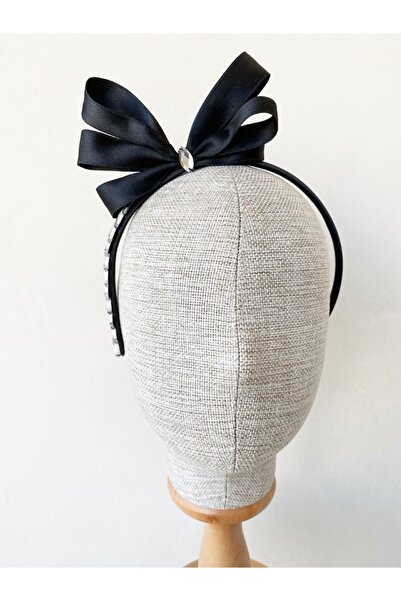 zühre balaban Coroană de piatră cu fundă neagră