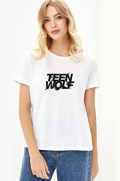 QIVI تيشيرت نسائي أبيض محبوك بشعار التين وولف مطبوع