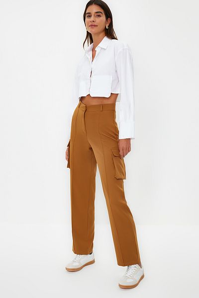 Trendyol Collection Braune, gerade geschnittene, gewebte Cargo-Hose mit doppelten Taschen TWOAW22PL0343