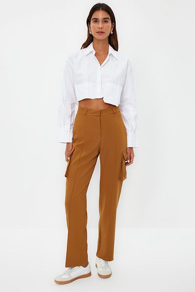 Trendyol Collection Braune, gerade geschnittene, gewebte Cargo-Hose mit doppelten Taschen TWOAW22PL0343