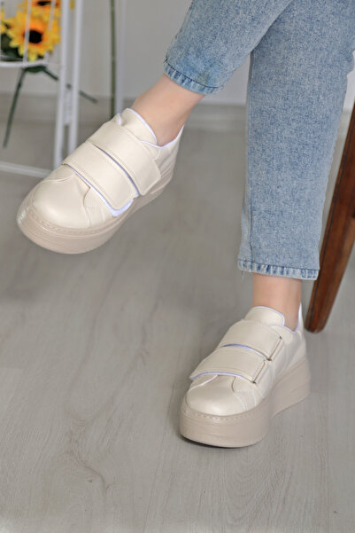 Ewen Tomm حذاء رياضي نسائي باللون الأبيض ونعل سميك