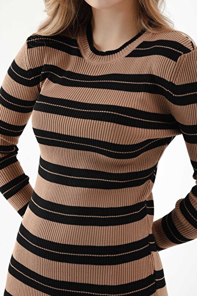 Lafaba Dámské pruhované úpletové šaty s opáleným výstřihem