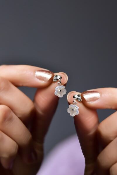 Sinsirella 925 Ayar Gümüş Rodyum Kaplama Sedef Manolya Çiçeği Küpe