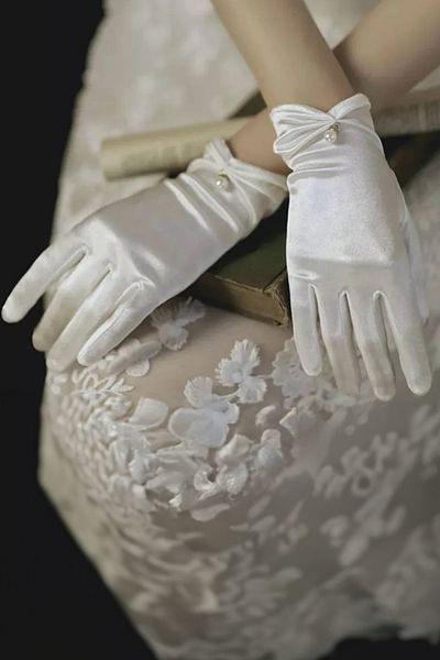 Hayalperest boncuk Mănuși de mireasă scurte cu perle elegante, până la încheietura mâinii, mănuși de costum alb din satin